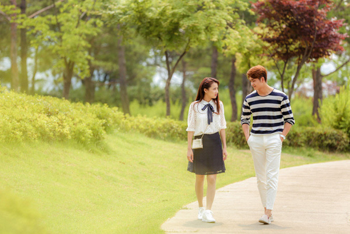 Nếu là trang phục đi làm ngay trong khu nghỉ dưỡng, Nhã Phương lại chọn áo sơ mi cách điệu mix cùng chân váy xòe các kiểu. Cô nàng tạo điểm nhấn với dải ruy băng màu tối thắt nơ cho áo. Ảnh: VNN.