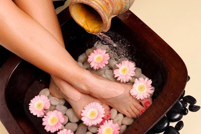 Cách 4. Ngâm chân với tinh dầu thiên nhiên: Cho nước đun sôi pha thêm nước lạnh nhiệt độ khoảng 40-45 độ C (sờ tay cảm thấy nóng già là được) vào chậu gỗ, nhôm hay inox (tốt nhất là dùng chậu gỗ), bỏ ít muối khoảng chừng 1 muỗng muối ăn ( có muối hột càng tốt) vào, nhỏ khoảng 5-10 giọt tinh dầu thiên nhiên nguyên chất hòa vào nước. Ảnh: greenaroma.vn.