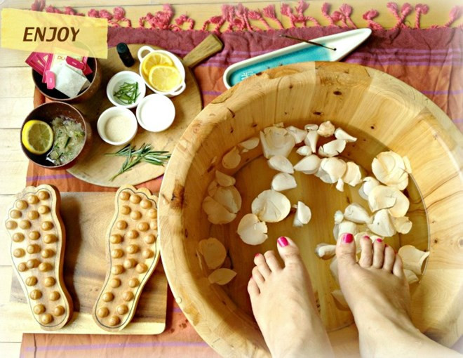 Cách 1. Ngâm chân với nước hoa hồng: Chia 1 lạng hoa hồng thành 10 phần và cho riêng mỗi phần vào các tấm vải thưa, bọc lại rồi thả vào nước nóng. Sau đó, cho thêm một muỗng muối, xông chân trước rồi mới bắt đầu ngâm. Ngâm chân theo cách này có tác dụng chữa chứng đau mỏi lưng thời kỳ hành kinh rất tốt. Ảnh: Dichvusanpham.net.