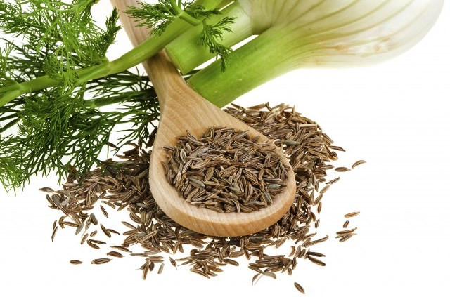 1. Hạt cây thì là: Chỉ cần một nhúm hạt cây thì là các bạn có thể có được bài thuốc trị đau mắt hiệu quả. Cách làm rất đơn giản, rửa sạch hạt thì là đun với nước, để nguội và lọc lấy nước rửa mặt 2 lần/ngày giúp người bệnh giảm đau, tấy đỏ và viêm ở mắt. Ảnh: suckhoedoisong.vn.