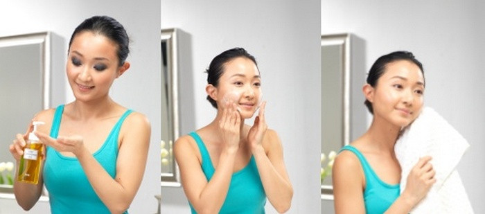 Nhẹ nhàng massage nhẹ nhàng theo hình tròn trong vòng 2-3 phút, từ hàm dưới đến xung quanh tai. Sau khi massage, dùng bông tẩy trang hoặc vải mềm thấm chút nước để lau sạch dầu lẫn mỹ phẩm, nhớ lau kỹ vùng da chữ T.