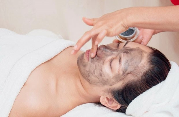 2. Sữa rửa mặt và rửa tay than hoạt tính: Cách làm rất đơn giản, chỉ cần trộn bột than tre hoạt tính (bột than chiếm khoảng 10-15%) cùng với loại sữa rửa mặt bất kỳ bạn đang dùng, thoa một lượng nhỏ lên mặt và massage đều trên da, sau đó rửa sạch bằng nước và lau khô. Tương tự như vậy để rửa tay.