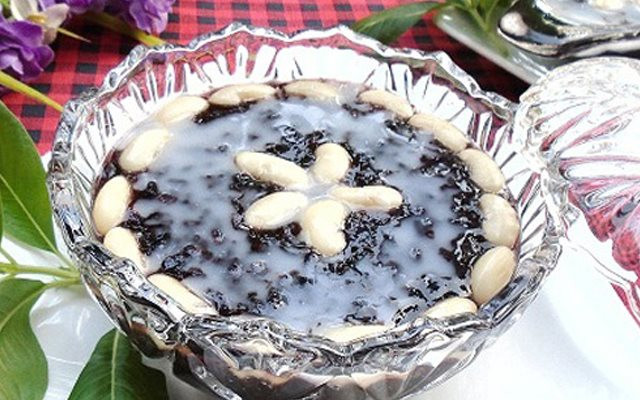 Đậu trắng nhặt bỏ hạt lép, ngâm nở, cho vào nồi, nấu chín mềm. Trong 1 nồi khác, cho nước cốt dừa, 30g đường trắng còn lại vào, bắc lên bếp, nấu nhỏ lửa khoảng 5 phút để hỗn hợp sệt lại. Múc chè ra chén, thêm đậu trắng và nước cốt dừa lên trên là có thể mời mọi người thưởng thức. Ảnh: Cooky.vn.