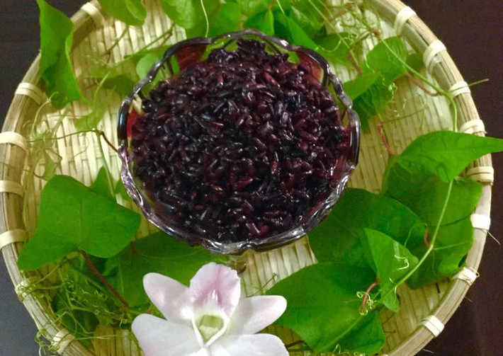 Sau 2-3 ngày, mở ra kiểm tra thấy cơm rượu thơm, độ nồng như ý là có thể dùng được. Cất vào ngăn mát tủ lạnh để dùng dần. Múc cơm rượu nếp cẩm ra chén và thưởng thức. Nếu thích thì ăn cùng sữa chua, cũng rất ngon. Ảnh: cookpad.com.