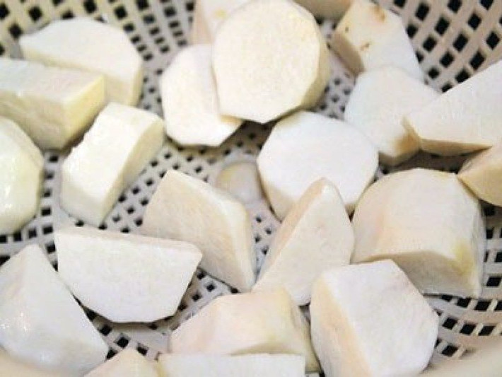 2. Chè nếp cẩm khoai sọ. Nguyên liệu: Nếp cẩm, vani, nước cốt dừa, đường trắng, muối, khoai sọ. Nếp đãi qua nhiều lần nước cho thật sạch, ngâm gạo qua đêm với một ít muối. Khoai sọ gọt vỏ, rửa sạch, ngâm vào thau nước muối để ra bớt chất nhớt. Rửa khoai sọ lại cho thật sạch, cắt hạt lựu lớn. Ảnh: Cooky.vn.