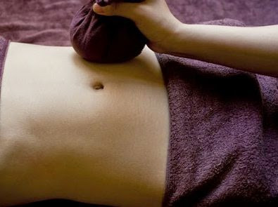 Cho hỗn hợp rang nóng vào túi vải hoặc khăn bông dày, và chườm quanh bụng một cách nhẹ nhàng. Vừa chườm vừa massage bụng, trong khoảng 10 - 15 phút. Thực hiện thường xuyên 3 – 4 lần/tuần để cho hiệu quả giảm béo bụng tốt nhất. Ảnh: Tinmoi.vn.