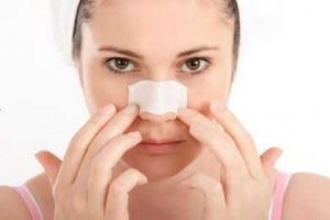 3. Trị sẹo lồi ở mũi. Bạn cạo sạch lớp vỏ bên ngoài củ gừng rồi đem giã thật nát. Hòa trộn với mật ong đến khi hòa quyện hết vào nhau. Bạn hãy rửa sạch vùng sẹo với nước ấm để loại bỏ các tạp chất rồi thoa hỗn hợp này lên. Sau đó, rửa lại bằng nước ấm. Ảnh:triseoloi.vn.