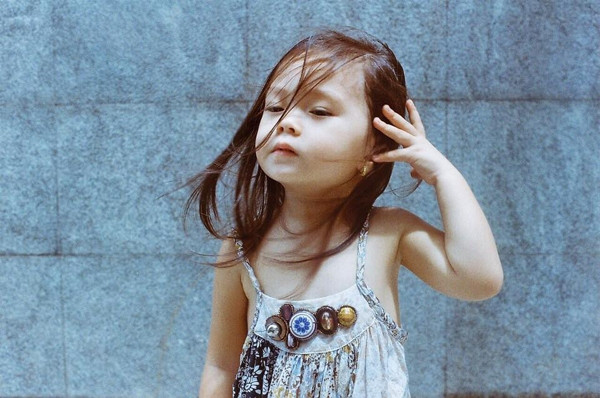 Chính Đoan Trang cũng cho biết, cô nghiện con đến mức bỏ show nhiều ngày. Lớn lên, bé Sol càng xinh đẹp bội phần, đặc biệt cô bé có khả năng diễn trước ống kính rất tự nhiên, như một người mẫu nhí. Ảnh: Docbao.
