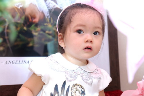 Con gái Đoan Trang. Ngay từ khi mới sinh, Sol đã là tâm điểm của giới truyền thông và người hâm mộ bởi vẻ ngoài xinh xắn, pha trộn nét lai Tây đẹp như thiên thần. Gương mặt bầu bĩnh, dễ thương cùng làn da trắng lai Tây của bé Sol khiến ai cũng yêu. Ảnh: Vietbao.