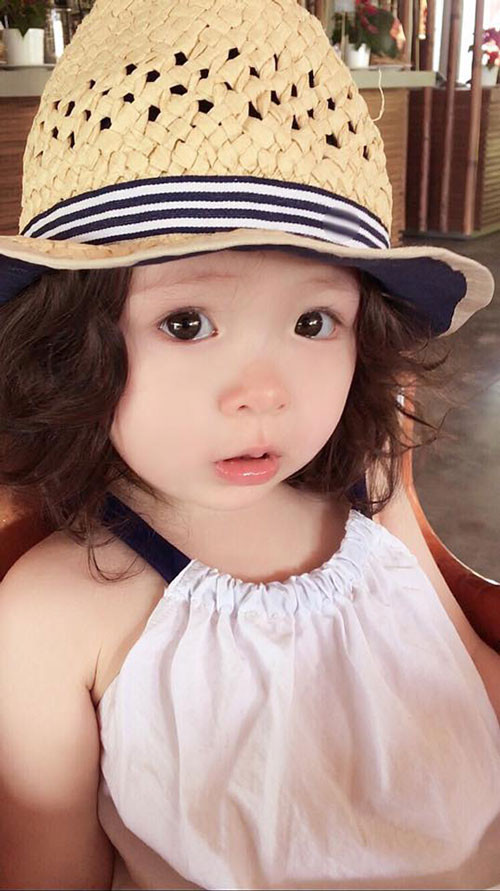 Đã thế, cô bé còn được mẹ Elly Trần chăm chút từng hình ảnh, từng lần xuất hiện. Những bộ trang phục của Cadie được nữ diễn viên chuẩn bị phong phú từ váy điệu đà đến những bộ cánh năng động, khỏe khoắn.