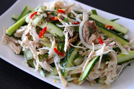 Xé nhỏ lườn gà. Trộn giấm, mật ong, nước cốt chanh, tương đen, mù tạt và vừng vào một thố vừa. Vắt dưa chuột cho thật ráo, sau đó trộn đều với hành tây và lườn gà. Tiếp đến, rưới từ từ và trộn đều hỗn hợp nước pha ở trên với các nguyên liệu này. Ảnh: cungbanvaobep.com.