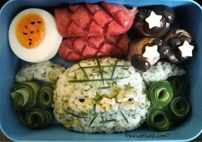 Mẹ đã bỏ rất nhiều thời gian làm hộp cơm Bento nhưng sao nó vẫn chẳng như ý. Chú lợn dễ thương của mẹ biến thành chú gấu buồn bã. Rất may là phụ kiện bên cạnh không đến nỗi nào. Ảnh: Wassabisay.