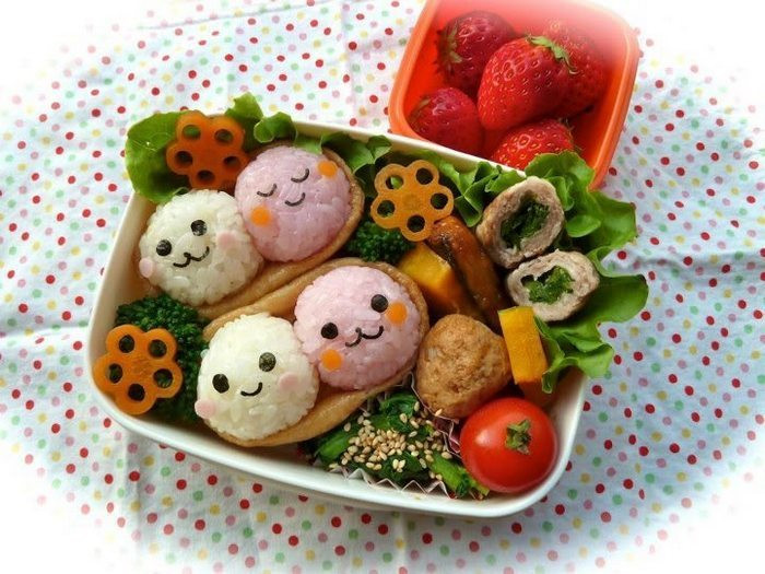 Hộp cơm Bento xinh xắn không còn lạ lẫm với các mẹ. Nhiều bà mẹ thể hiện sự khéo léo và sự sáng tạo của mình khi làm ra thành phẩm những món ăn xinh xắn. Tuy nhiên, không ít các bà mẹ vụng cũng chăm chỉ sáng tạo nhưng lại ra một món ăn khiến ai nhìn cũng phải cười ngặt nghẽo. Ảnh: Beautybento.