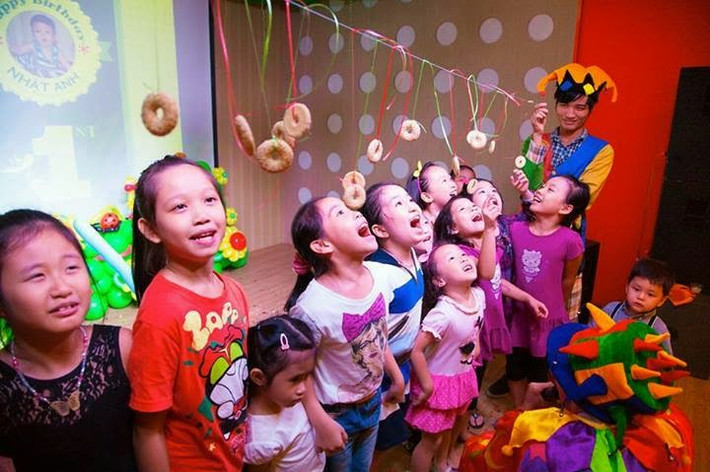3. Tổ chức trò chơi: Chắc hẳn trong bữa tiệc sinh nhật con sẽ có rất nhiều bạn con cùng tham gia. Mẹ hãy khuấy động bằng một số trò chơi sáng tạo, đố vui...để tăng phần gắn kết. Hãy đặt bé làm trung tâm, và những người bạn sẽ tham gia chơi hết mình. Ảnh: daiquangminhevent.com.