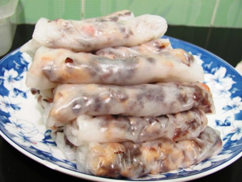 Đun nóng chảo dầu cho hành vào xào thơm, cho thịt xay, mộc nhĩ và nấm hương vào xào cùng, thêm nước mắm cho thơm vừa miệng, khuấy đều cho thịt chín mềm. Cho bột gạo, bột ngô và bột năng vào hòa tan với nước ngâm cho bột nở. Trước khi tráng bánh cho thêm muối và dầu ăn vào bát bột, khuấy đều cho muối tan. Ảnh: gowdee.vn.