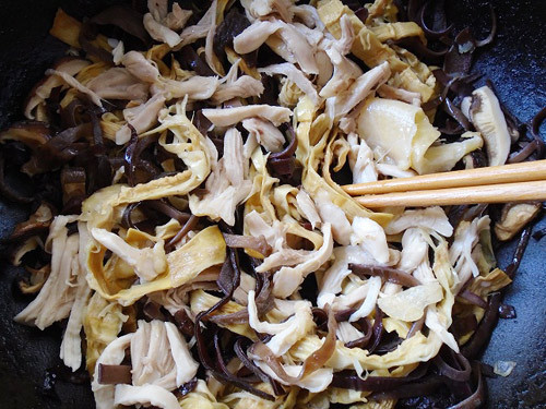 3. Bánh cuốn chả mực. Nguyên liệu: Chả mực, nấm hương, mộc nhĩ, thịt lợn, dầu ăn, gia vị, bột gạo, bột ngô, bột năng, bánh tráng. Cho thịt xay vào bát, thêm gia vị và hạt tiêu trộn đều ướp cho thịt gia vị. Mộc nhĩ và nấm hương cho vào nước ngâm cho nở mềm, vớt ra rửa sạch, thái sợi.