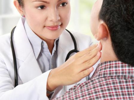 5. Hạch nổi sau gáy, hoặc sưng đỏ, cứng đau: Củ mài tươi 1, 2 tấc, hạt thầu dầu 2 hột, cùng nghiền chung đặt vào là lành. Ảnh: AloBacsi.vn.