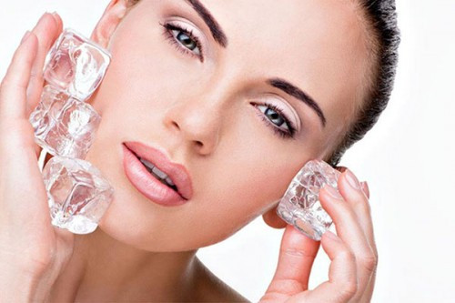 1. Giảm sưng mắt bằng cách chườm lạnh: Gói vài viên đá nhỏ bằng một chiếc khăn mỏng và mịn đặt lên mắt và má. Nằm xuống một lúc để máu huyết lưu thông. Ảnh: thammyhongngoc.vn.