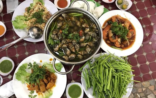 Xương cục ninh lấy nước dùng. Cho nồi lên bếp cùng chút dầu ăn, phi thơm hành củ, sau đó cho cà chua, chút ớt bột, nước nghệ đã lọc vào. Tiếp đến trút nước dùng vào, nêm gia vị, mì chính, giấm bỗng sao cho đủ vị chua cay… Sau đó thả đậu phụ rán vào là bạn đã có nước lẩu thơm ngon. Ảnh: Foody.vn.