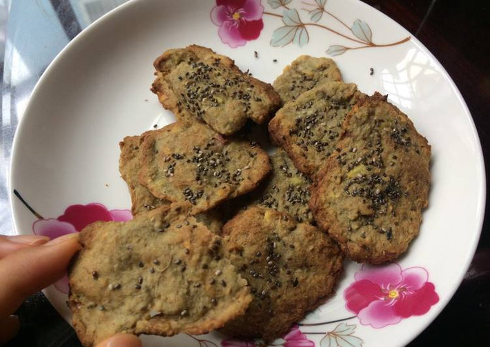 Trộn khoai + yến mạch + chuối + hạt chia + bơ đậu phộng vào tô lớn trộn thật đều tay. Dùng màng bọc thực phẩm bọc lại cho vào tủ lạnh 2-3 tiếng cho bột khô. Nặn bánh tùy thích và nướng 180 độ trong 20 phút đến khi bánh khô và giòn. Ảnh: cookpad.com.