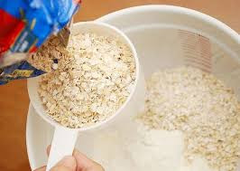 4. Bánh khoai lang yến mạch ngũ cốc. Nguyên liệu: Khoai lang, bột yến mạch, hạt chia, chuối chín, bơ đậu phộng, sữa tươi, đường. Khoai lang luộc nghiền nhuyễn (bỏ vỏ). Chuối nghiền nhuyễn. Yến mạch cho sữa vào và 1 chút nước sôi đủ để nó nở ra. Ảnh: toinayangi.vn.