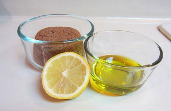 Chanh, đường nâu. Trộn nước cốt chanh và đường nâu, thêm 1 vài giọt dầu olive. Đắp lên vùng da có nám. Để mặt nạ lưu lại trên da 15-20 phút rồi rửa sạch mặt bằng nước ấm. Thực hiện 2 lần 1 tuần. Tuy nhiên không nên quá lạm dụng bởi tính axit nhẹ trong nước chanh có thể bào mòn da nếu sử dụng quá nhiều. Ảnh: Tritannhang.