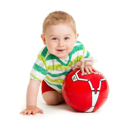 3. Bóng. 6 tháng: Bé bắt đầu bị thu hút bởi thứ gì đó hình tròn. Mặt khác thích thú với việc cầm nắm, thưởng thức quả bóng như một niềm vui. 12 tháng: Tại thời điểm này bé thích ngồi đối diện với bạn trên sàn nhà, chơi trò chơi với bóng. Thỉnh thoảng, bé có thể ném bóng đi theo hướng bất kì. Ảnh: 123RF.com.