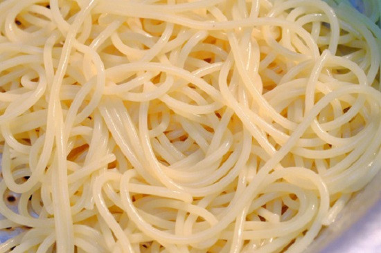 5. Spaghetti xúc xích sốt cà chua. Nguyên liệu: Gói mỳ que, sốt cà chua, xúc xích, hành tây, gia vị, hạt nêm, tiêu. Khía các rãnh nhỏ ở 1 đầu xúc xích, để sốt mới ngon và ngấm gia vị. Ảnh: homnayangi.vn.