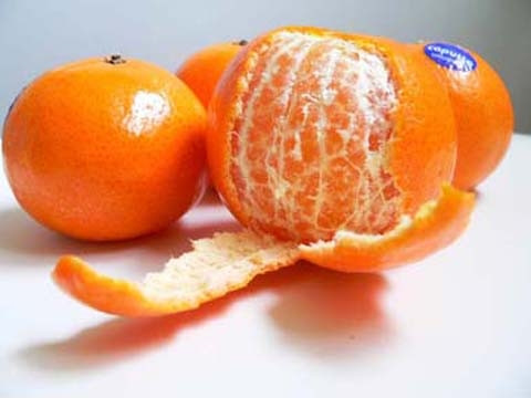 Chuẩn bị vừng (mè) rang khô, xay nhuyễn; 6g hạnh nhân; 1 lát gừng sống và ít vỏ quýt cho vào nồi sắc với 2 chén nước. Khi sắc xong, hòa chút mật ong vào nước sắc vỏ quýt cho dễ uống. Đây là một trong những cách trị ho rất hiệu quả. Ảnh: SucKhoeNhi.vn.
