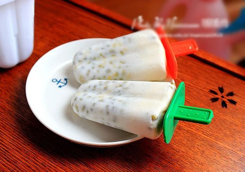 Cho đậu xanh vào máy xay sinh tố, xay nhanh một chút cho phần hạt nát hẳn ra là được. Rót đậu xanh đã xay vào từng chiếc cốc rùi để vào ngăn đá khoảng nửa tiếng thì lấy ra cắm que kem vào. Sau đó, mới cho kem trở lại tủ lạnh để chờ đông hoàn toàn. Ảnh: meovat.net.vn.