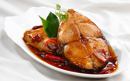 Rải một lớp riềng, sả xắt sợi xuống đáy nồi, một lớp thịt, một lớp cá và sau cùng là một lớp riềng, sả nữa. Tiếp đó là nước trà xanh sao cho vừa đủ để ngập cá, rồi bắc lên bếp kho. Đun lửa to cho nồi cá sôi đều, sau đó vặn nhỏ lửa kho cá trong khoảng 45 phút đến khi cá chín kĩ và thấm gia vị là được. Ảnh: Cleverfood.com.vn.