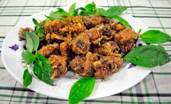 Sử dụng một chảo khác, phi thơm dầu ăn với phần gừng thái chỉ, riềng, ớt thái lát, sả băm nhuyễn, phần hành tỏi băm còn lại khoảng 2 phút rồi cho thịt vịt đã chiên chín vàng đều vào đảo nhiều lần với lửa nhỏ khoảng 3 phút nữa là được. Rắc ngò rí lên trên để trang trí. Ảnh: toinayangi.vn.