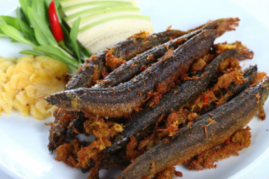 Đặt chảo lên bếp, chờ dầu sôi, cho chạch vào chiên nhỏ lửa để chạch chín vàng đều và giòn. Khi chiên, lưu ý bỏ bớt phần riềng sả... bám vào cá. Cá chín thì cho phần này vào chảo chiên cùng, đảo đều để chúng bám vào cá, khi ăn cùng rất ngon. Ảnh: homnayangi.vn.