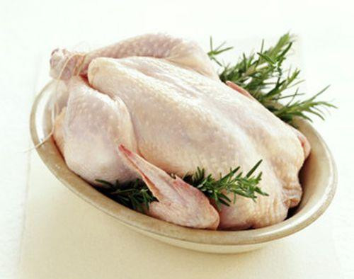 5. Vịt rang riềng sả. Nguyên liệu: Vịt, riềng sả, ngò rí, hành khô, tỏi, gia vị: muối, hạt nêm, bột ngọt, dầu ăn, rượu trắng. Riềng sả, hành tỏi bằm nhuyễn. Luộc vịt cùng muối, gừng, rượu trắng 3 phút sẽ không còn mùi hôi. Vớt vịt ra, ngâm vào thau nước lọc lạnh rồi chặt miếng vừa ăn. Ảnh: toinayangi.vn.