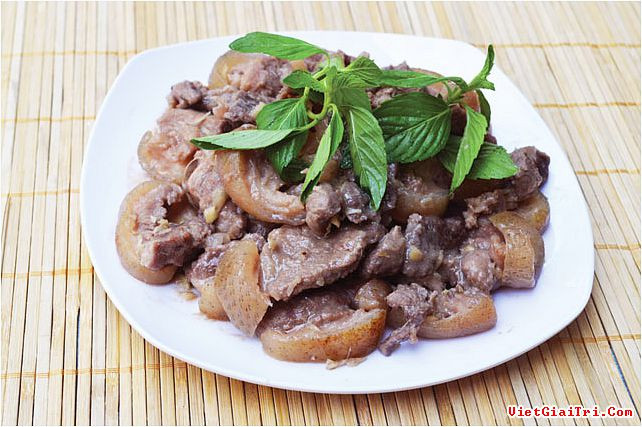 Ướp chân giò với hành, riềng và sả băm nhỏ, đường, nước hàng, dầu hào, tương ớt, bột canh, mỳ chính, nước mắm 30 phút. Phi thơm hành, riềng thái to, trút chỗ móng giò đã ướp vào xào săn cho thịt ngấm gia vị, đổ nước xâm xấp mặt thịt hầm đến khi móng mềm nhừ vừa tới thì tắt bếp, rắc thêm chút hạt tiêu cho thơm. Ảnh: Vietgiaitri.com.