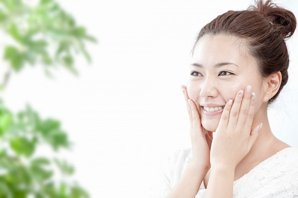 6. Dưỡng da: Lấy 3-4 lá dâu da xoan rửa sạch xay nhuyễn bằng máy xay sinh tố và thêm 1 thìa mật ong trộn đều. Được thứ hỗn hợp nhuyễn dùng đắp lên da mặt trong vòng 15 phút. Rửa lại bằng nước sạch. Lúc rửa có thể mát xa nhẹ nhàng cho da. Ảnh: Kenh14.vn.