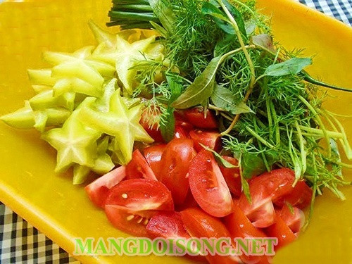 Me, khế quả nấu với một chút nước cho mềm, trút ra tô nghiền nát. Thêm nước lạnh pha với nước me, khế chua lọc bỏ xác me, cà chua bổ làm 4 – 6 miếng bỏ ruột, nêm thêm một chút muối sao cho vừa ăn. Đun thật sôi nước rồi thả nhanh từng con cá vào, cá to thả trước, cá nhỏ thả sau. Ảnh: mangdoisong.net.