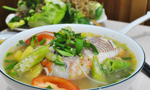 Đun to lửa cho nước sôi lại khoảng 1-2 phút, tắt bếp, nêm thêm khoảng ½ thìa canh nước mắm ngon là được. Dùng đĩa nhỏ để ăn cá, gắp cá ra đĩa, rưới thêm một chút nước mắm ngon pha chanh, tiêu, ớt hoặc nước mắm nguyên chất.