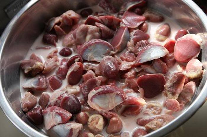 Đổ nước dừa tươi vào ngập xăm xắp với mề vịt, đun lửa liu riu cho đến khi nước ướp rút vào mề vịt sền sệt, nhắc xuống. Chờ mề vịt nguội, thái mỏng vừa ăn gắp xếp ra dĩa cùng với xà lách, cà chua, dưa leo. Ảnh: Muivi.