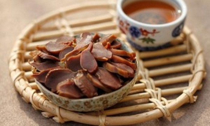 Nộm lòng mề vịt. Lòng mề vịt mua về, rửa sạch với muối, cho vào nồi đun sôi thì đổ nước đi, rửa lại và cho vào nồi đun tiếp, đập chút gừng, thêm chút muối vào nồi. Thấy chín gắp ra để nguội và thái sợi to hoặc thái lát vừa ăn. Ảnh: Taymay.