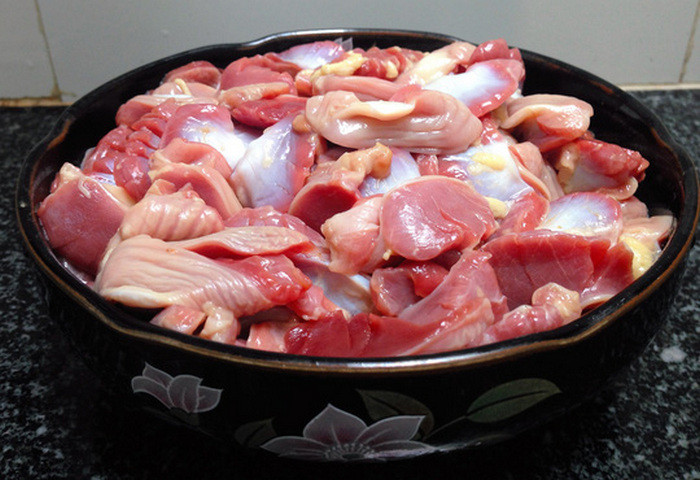 Mề vịt khứa nước dừa. Chọn 4 cái mề vịt còn tươi rửa sạch và ngâm gừng muối cho bớt mùi và rửa sạch để ráo. Tiếp đến ướp các loại gia vị trong 30 phút. Phi thơm tỏi và cho mề vịt vào chiên vàng. Ảnh: Giulua.