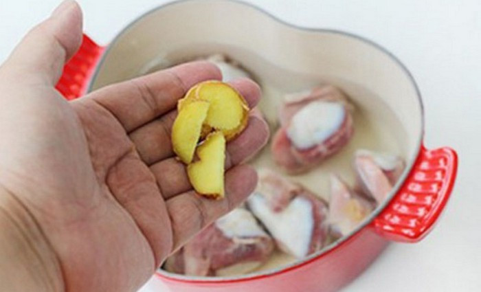 Mề gà xào gừng. Chuẩn 5-6 bộ mề gà, 1 nhánh gừng thái sợi, muối, đường, ớt, xì dầu, hành lá, tỏi. Mề gà rửa sạch với nước muối pha loãng. Cho mề gà vào nồi, thêm nước lọc, dùng một nửa phần gừng cho vào, tai hồi và nửa thìa nhỏ muối, luộc chín mề gà. Sau đó để mề nguội và thái lát mỏng. Ảnh: Vnngon.