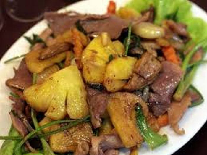 Lòng gan mề ngỗng xào dứa. Nguyên liệu gồm một bộ lòng ngỗng, 1 quả dứa, 1 củ cà rốt, vài nhánh cần tỏi tây. Đầu tiên rửa sạch lòng và thái miếng vừa ăn. Dứa gọt vỏ thái miếng vừa ăn. Tỏi tây cũng vậy. Ảnh: Lamsao.