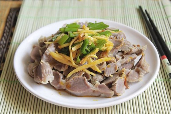 Đun nóng dầu ăn, phi tỏi thơm, cho nửa phần gừng còn lại vào đảo đều khoảng 2 phút, thêm vào một thìa canh xì dầu, nửa thìa nhỏ đường, một ít nước lọc, hành lá thái nhỏ và ớt màu hay ớt bột, đảo đều, nêm lại gia vị hơi mặn, đun đến khi sôi thì tắt bếp, rưới phần nước sốt lên đĩa mề gà, có thể dùng với cơm hay làm món nhắm. Ảnh: Iunauan.