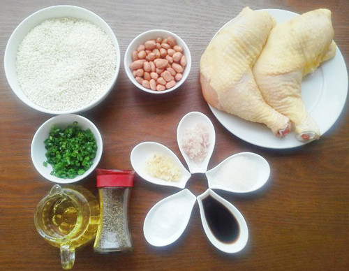 4. Cơm gà. Chuẩn bị 2 đùi gà, lá dứa, hành tím, bột nghệ, tỏi, ớt, nước tương, dầu hào, đường. Đầu tiên rửa sạch gà để ráo, lá dứa rửa sạch cột lại thành bó, hành tím lột vỏ. Vo gạo cho vào nồi cơm cùng ít hạt nêm và ít bột nghệ. Ảnh: Kangaroo.