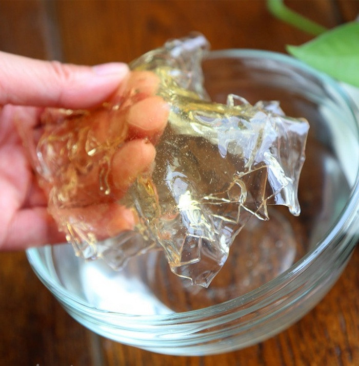 Nguyên do, lá gelatin để pha vào bánh chỉ một lượng rất nhỏ không ảnh hưởng nhiều đến sức khỏe, nhưng nếu bạn uống để trì hoãn kinh nguyệt sẽ phải dùng lượng lớn hơn nhiều. Loại lá này tiềm ẩn nguy cơ ngộ độc thực phẩm do xuất xứ không rõ ràng. Hơn nữa, chúng còn có thể chứa những tạp chất kim loại, phẩm màu, phụ gia công nghiệp làm tăng nguy cơ ung thư nếu tích tụ lâu dài. Ảnh: Beemart.