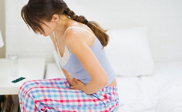 Giấm là axit acetic, khi đưa vào cơ thể một lượng lớn, đều đặn sẽ khiến dạ dày, đường ruột bị bào mòn. Nó cũng giết chết các men tiêu hóa, làm người không còn muốn ăn. Tùy theo người uống nhiều hay uống ít mà sẽ có mức độ ngộ độc khác nhau, làm cho độ pH trong cơ thể giảm, sẽ tác động lên thần kinh, làm hại dạ dày, phổi, thận... Ảnh: Phunutoday.