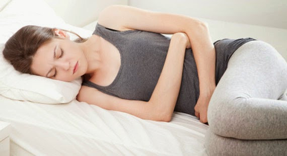 3. Kinh nguyệt không đều, đau bụng kinh: Mần tưới, củ gấu, ích mẫu, ngải cứu, nhọ nồi, mỗi vị 20g, tán nhỏ, rây thành bột mịn, trộn với bột gạo và đường kính (nấu thành sirô), làm thành viên bằng hạt lạc. Ngày uống 1 lần trước khi đi ngủ, mỗi lần 15-20 viên. Dùng trong 10-15 ngày. Ảnh: phukhoa.net.