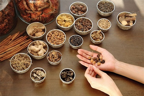 5. Dùng thuốc ngâm rửa chữa bệnh vẩy nến toàn thân: Mang tiêu 500g, hoa cúc dại 249g, khô phàn và xuyên tiêu mỗi thứ 120g. Tất cả các vị thuốc đem sắc lấy nước để tắm hoặc ngâm cho vùng da bị vẩy nến. Áp dụng thường xuyên cách 1 ngày ngâm một lần sẽ giúp cải thiện tình trạng da khô bong tróc do vẩy nến và ngăn chặn tình trạng bệnh biểu hiện ra bên ngoài hiệu quả. Ảnh: Diễn đàn Gosu.