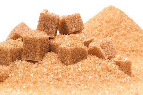 Đường nâu là một sản phẩm đường sucrose với một màu nâu đặc biệt do sự hiện diện của mật rỉ đường còn lại trong đường kết tinh. Đường nâu là thần dược tẩy da chết, làm trắng da, trị mụn, xóa nám và chống lão hóa cực kỳ hiệu quả. Ảnh: Adiva.com.vn.